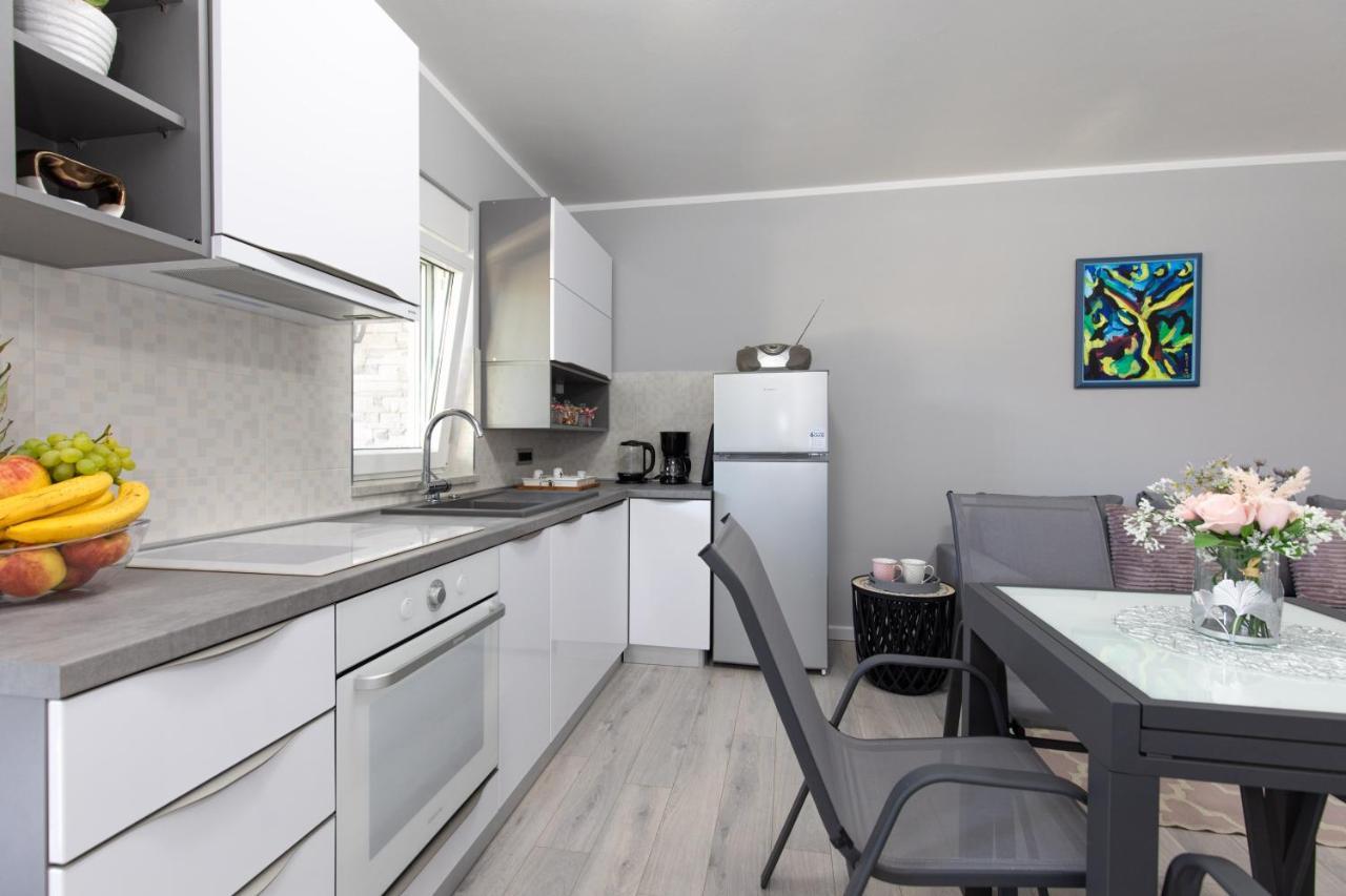 Apartment Odore Di Mare With Beautiful Garden Veglia Exterior foto
